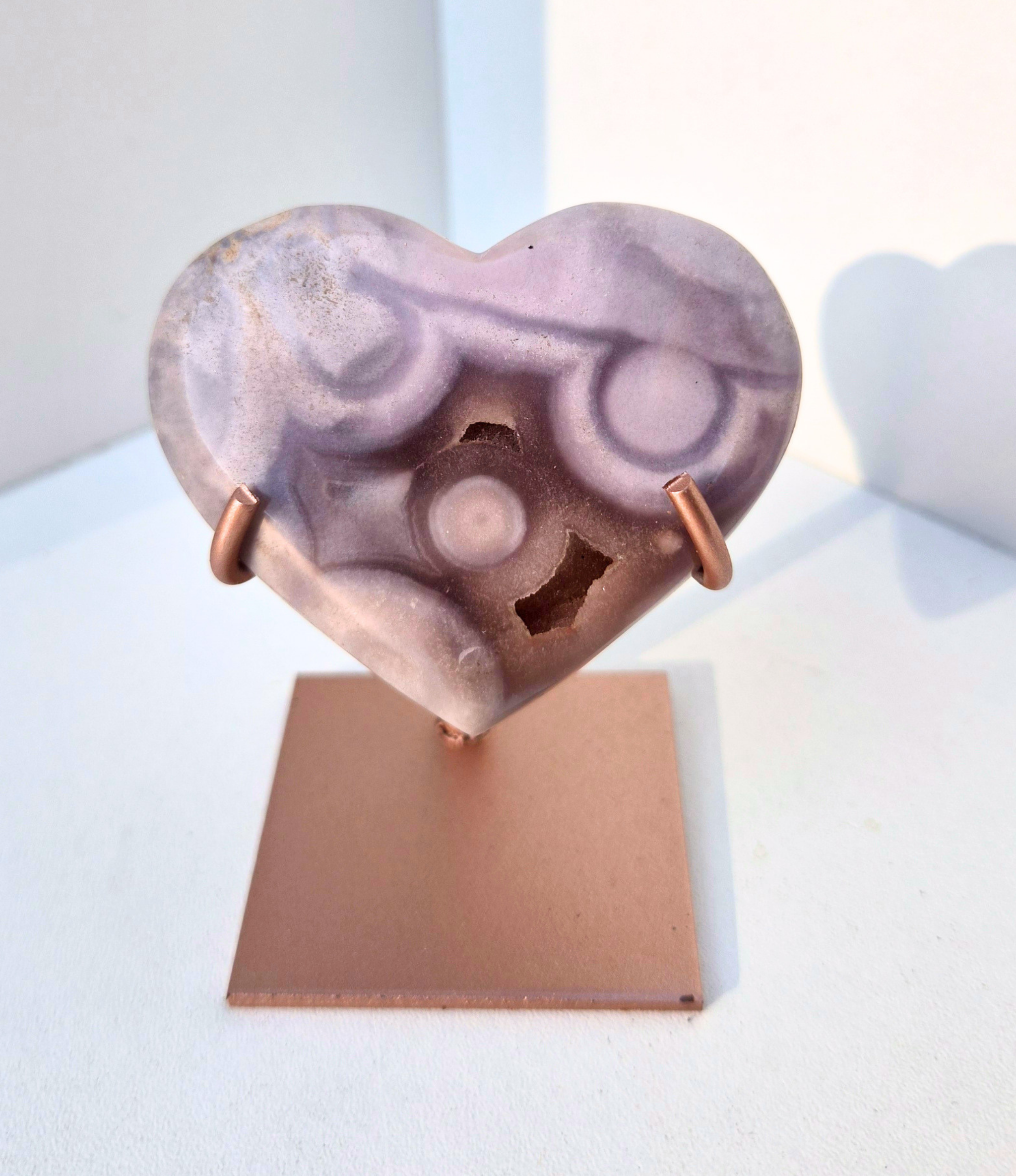 Roze amethist hart op standaard