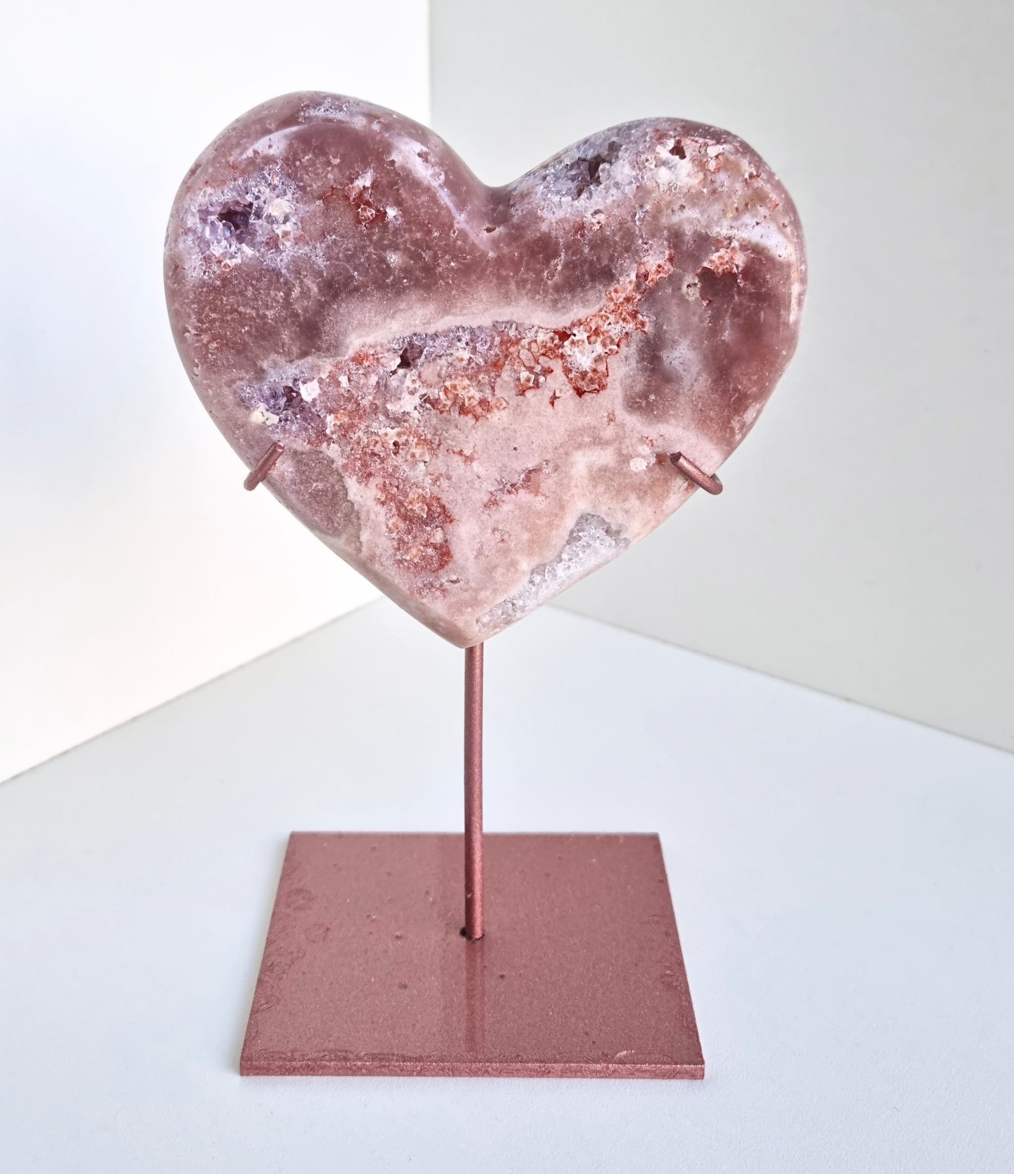 Roze amethist hart op standaard