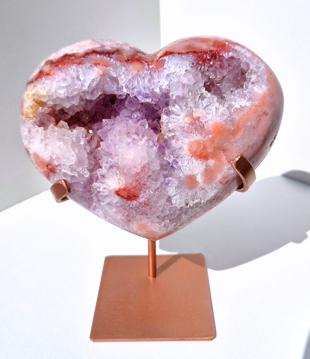 Roze amethist hart op standaard