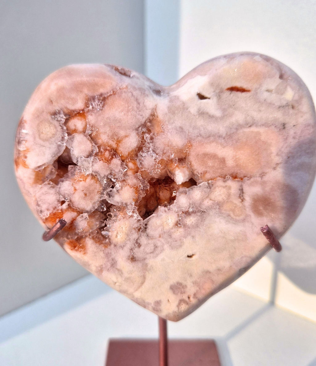Roze amethist hart op standaard
