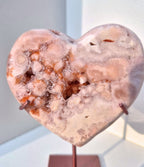 Roze amethist hart op standaard