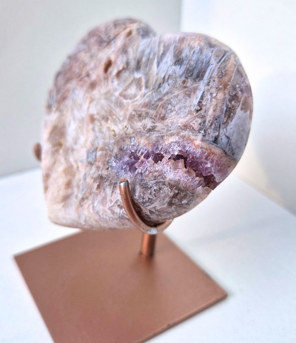Roze amethist hart op standaard