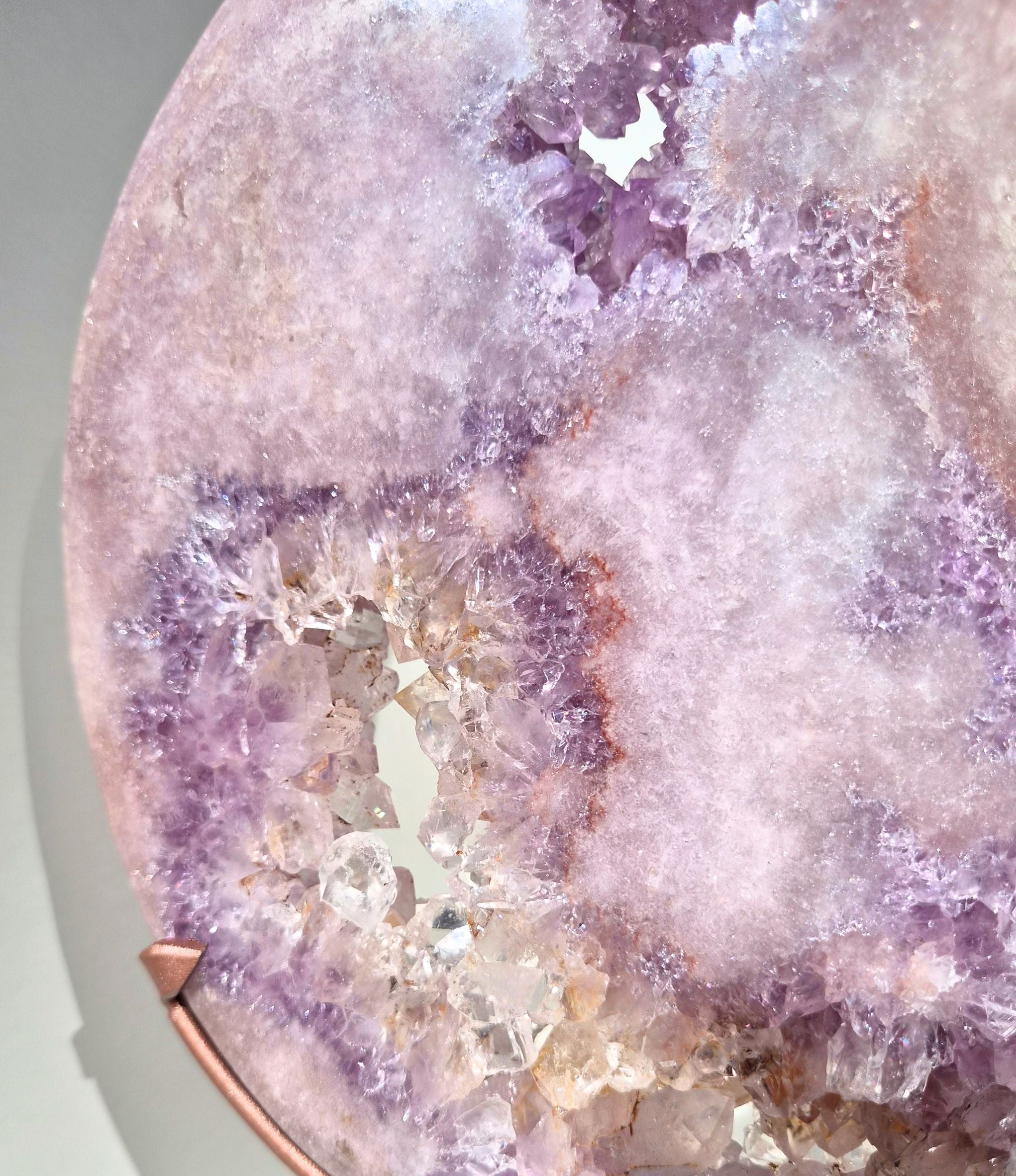 Rosa Amethyst Mond auf Ständer