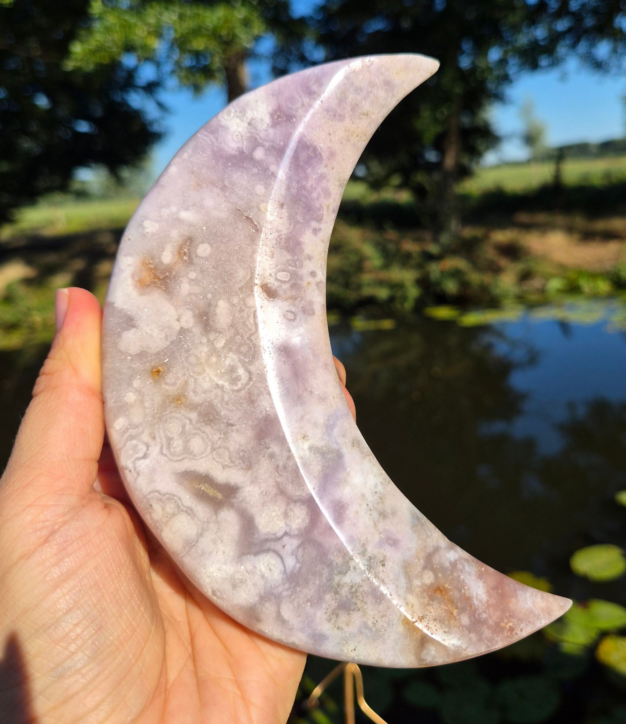 Lune en améthyste rose sur socle