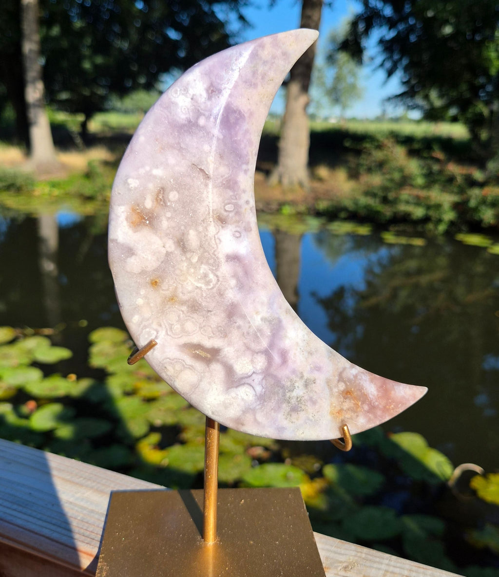 Lune en améthyste rose sur socle