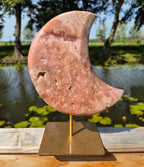 Lune en améthyste rose sur socle