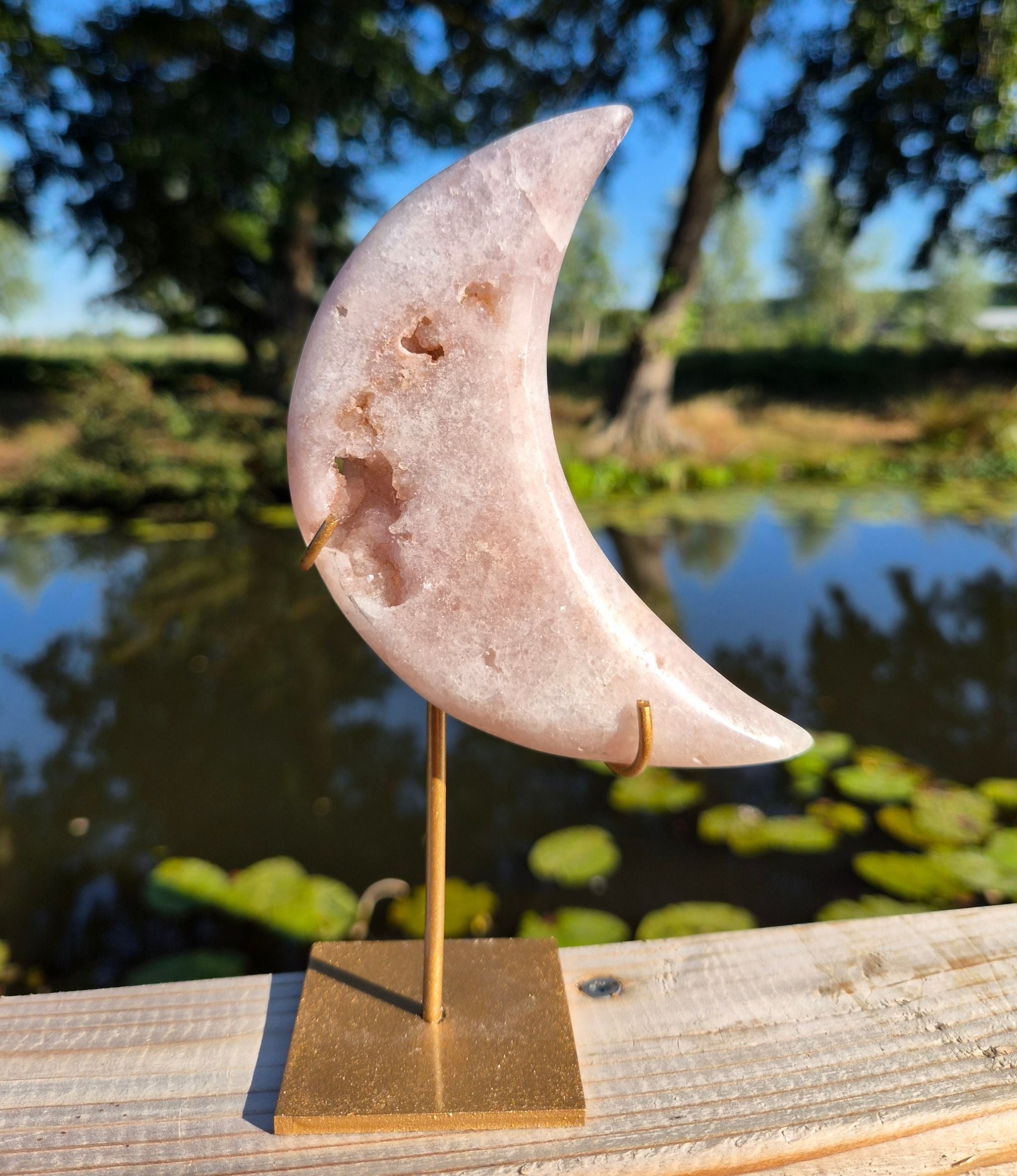 Lune en améthyste rose sur socle