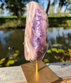 Cœur d'améthyste rose sur socle