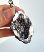 Agaat geode met angel aura coating sleutelhanger