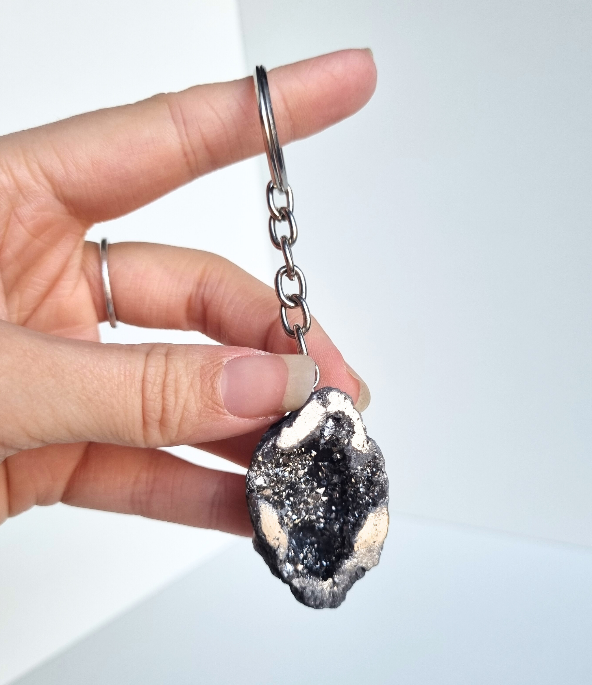 Agaat geode met angel aura coating sleutelhanger