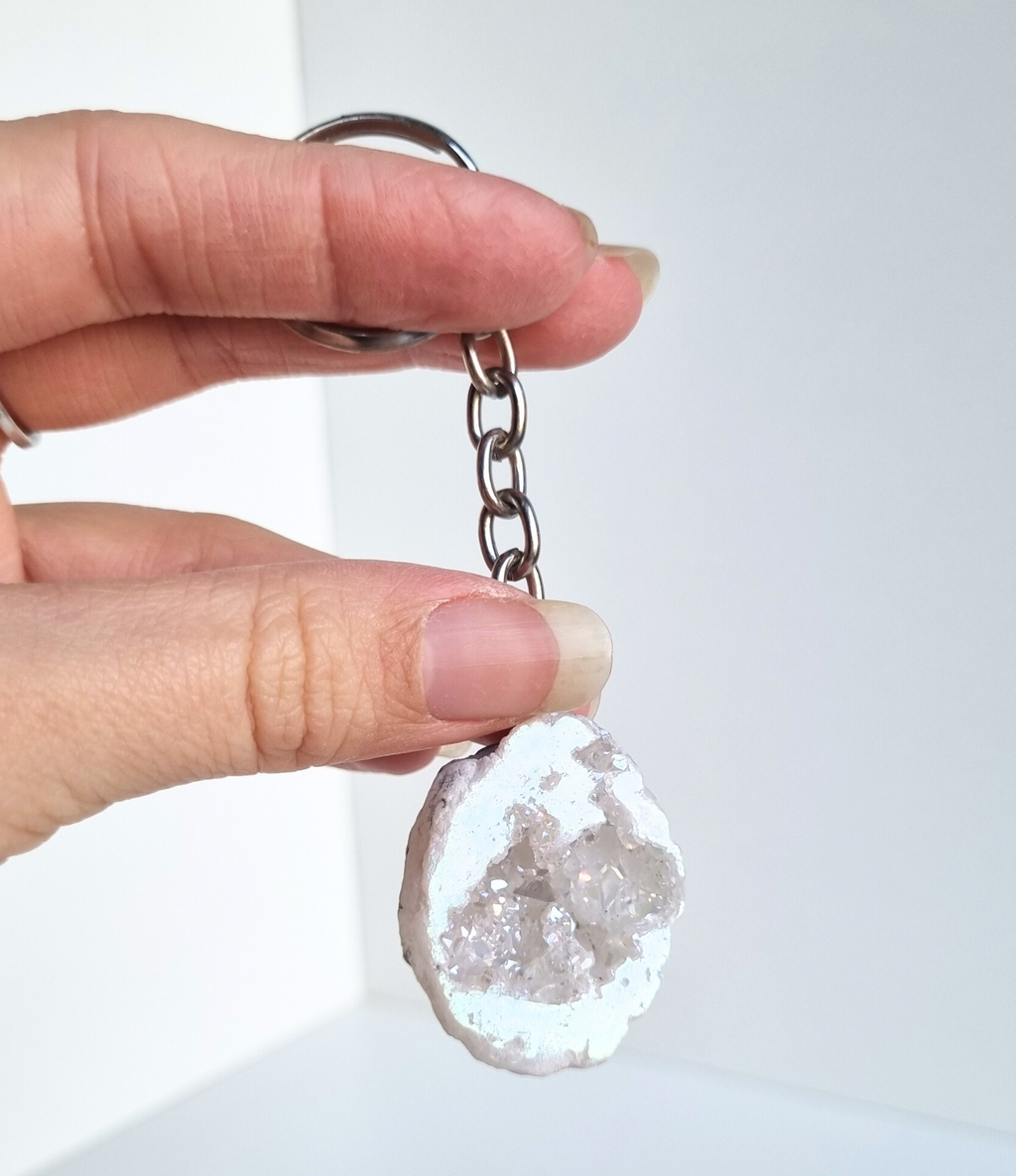 Agaat geode met angel aura coating sleutelhanger