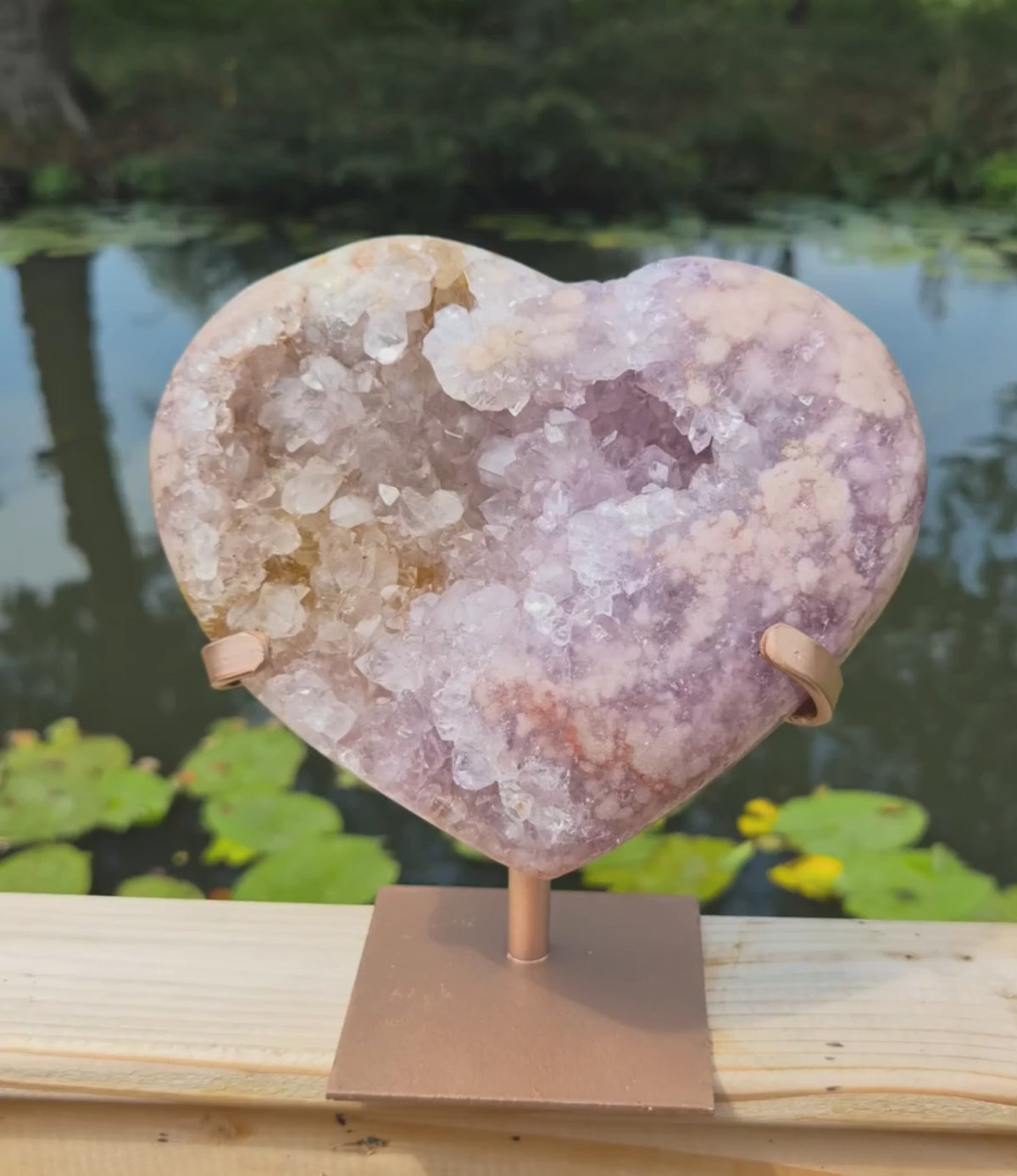 Roze amethist hart op standaard