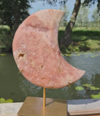 Lune en améthyste rose sur socle