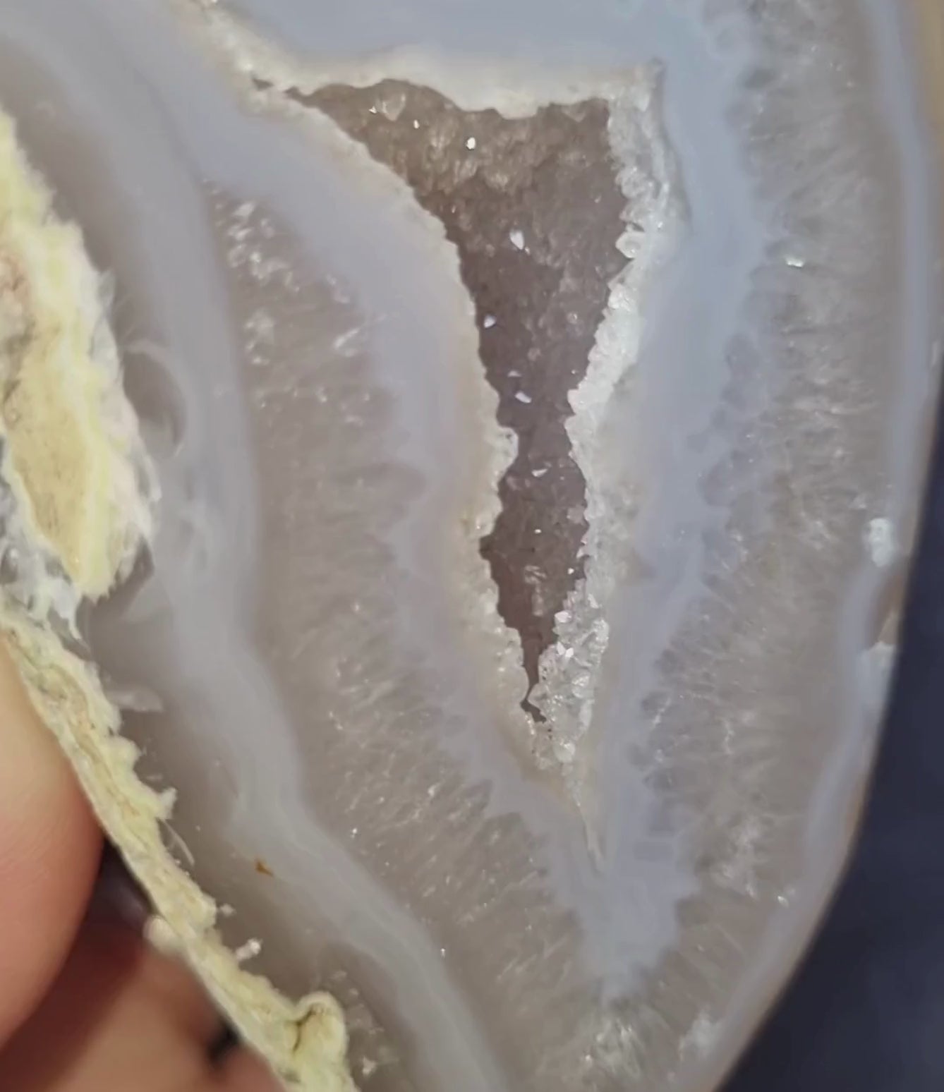 Agaat geode op standaard