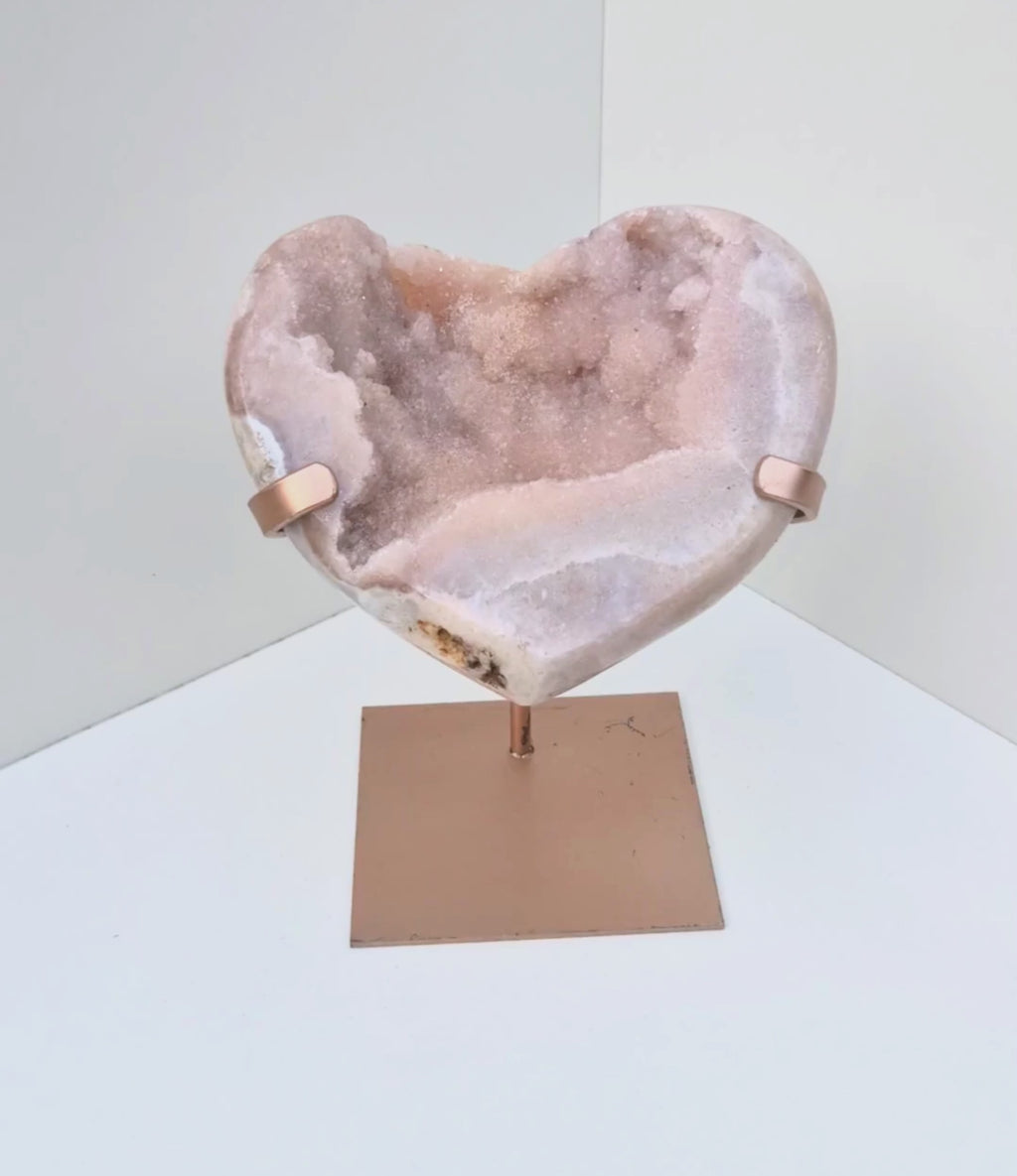 Roze amethist hart op standaard