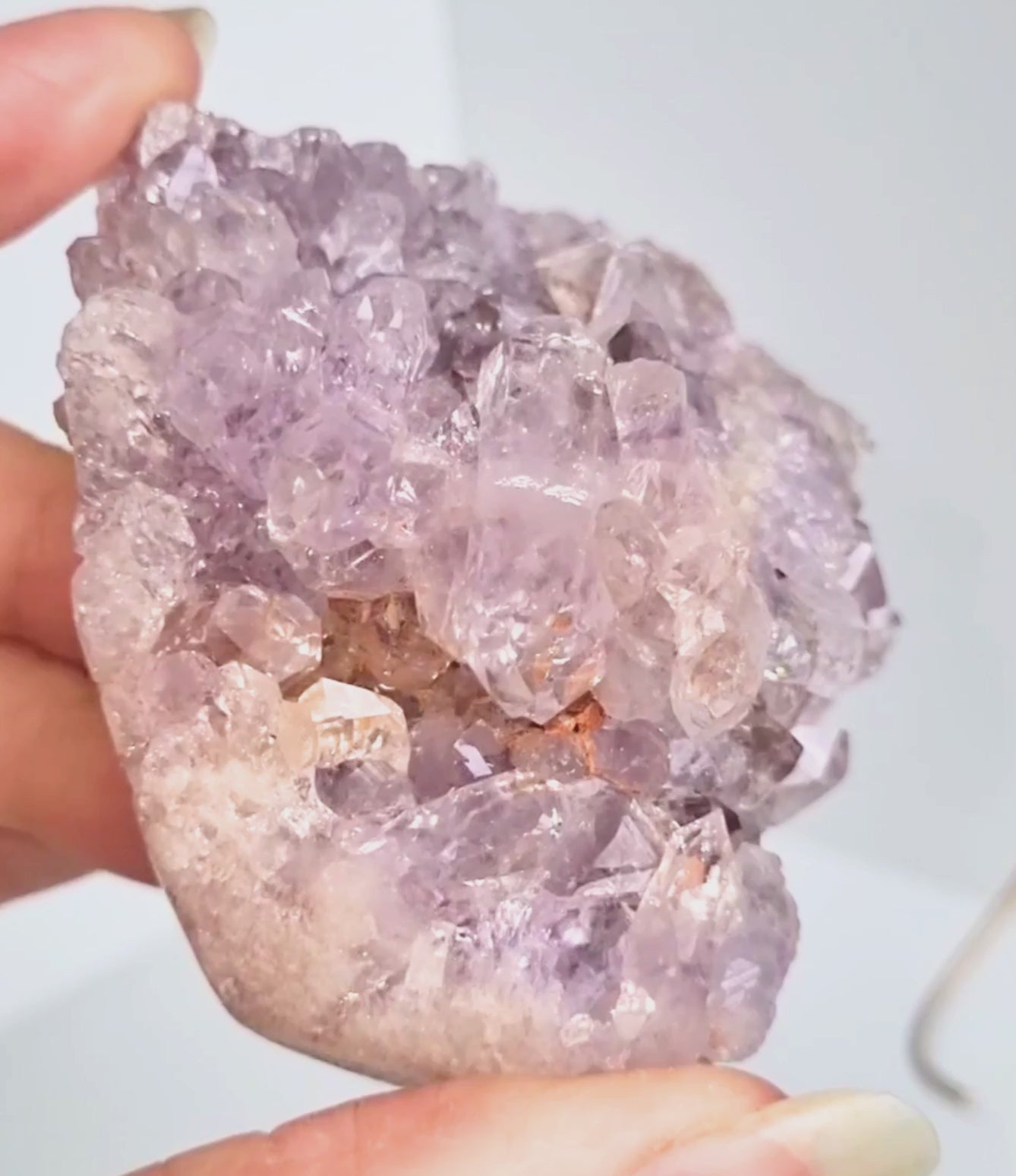 Roze amethist free form op standaard