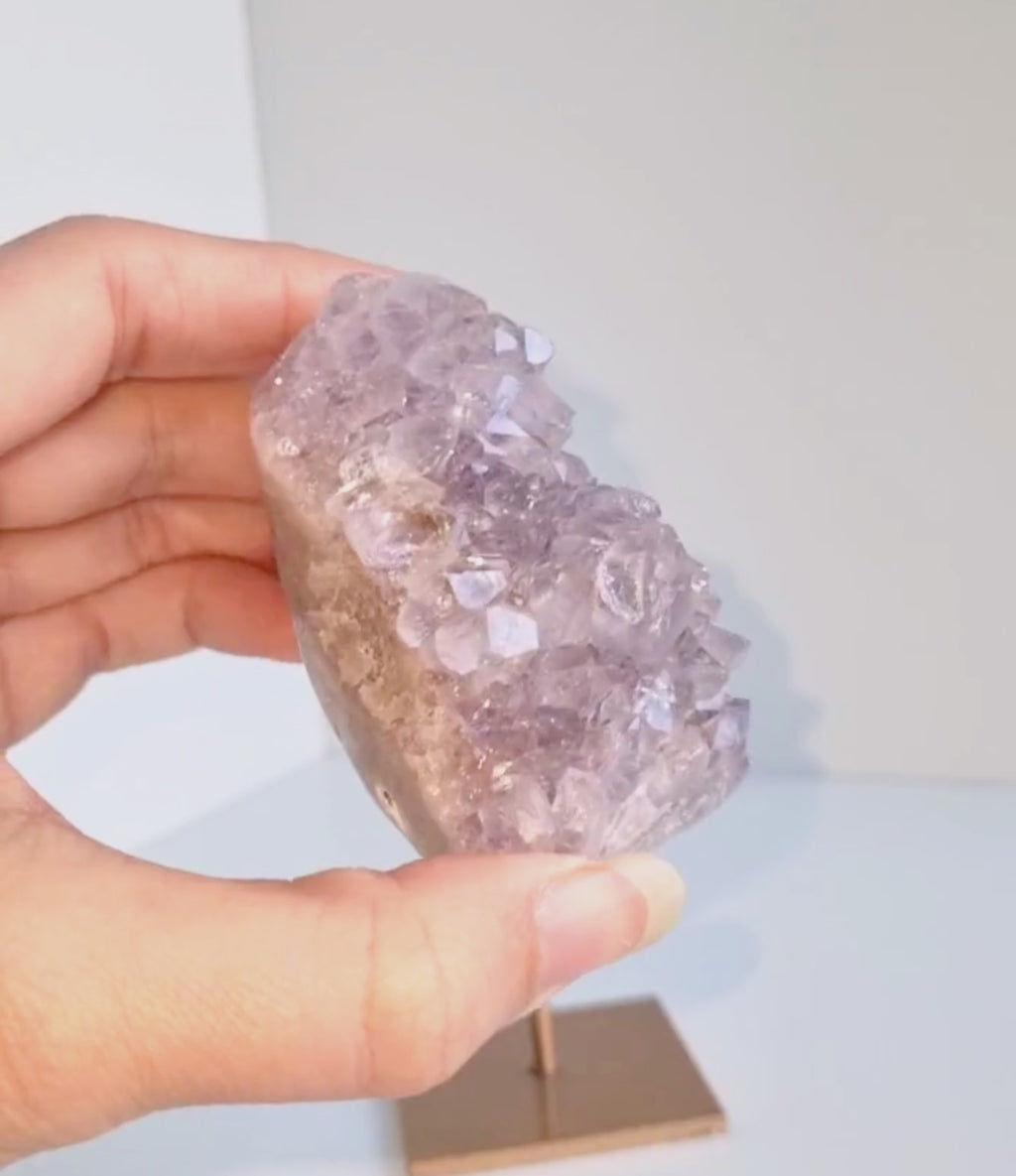 Roze amethist op standaard