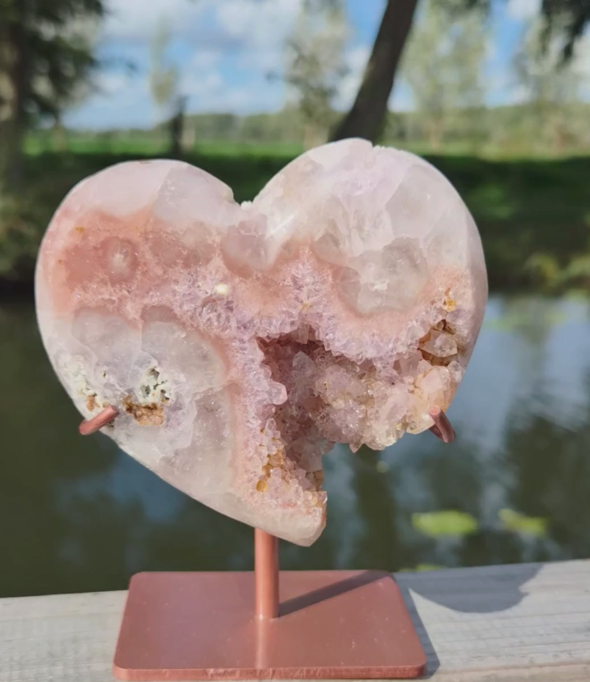 Roze amethist hart op standaard