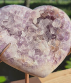 Roze amethist hart op standaard