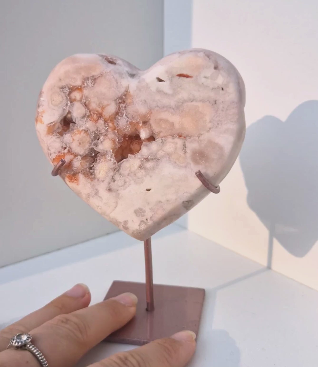 Roze amethist hart op standaard