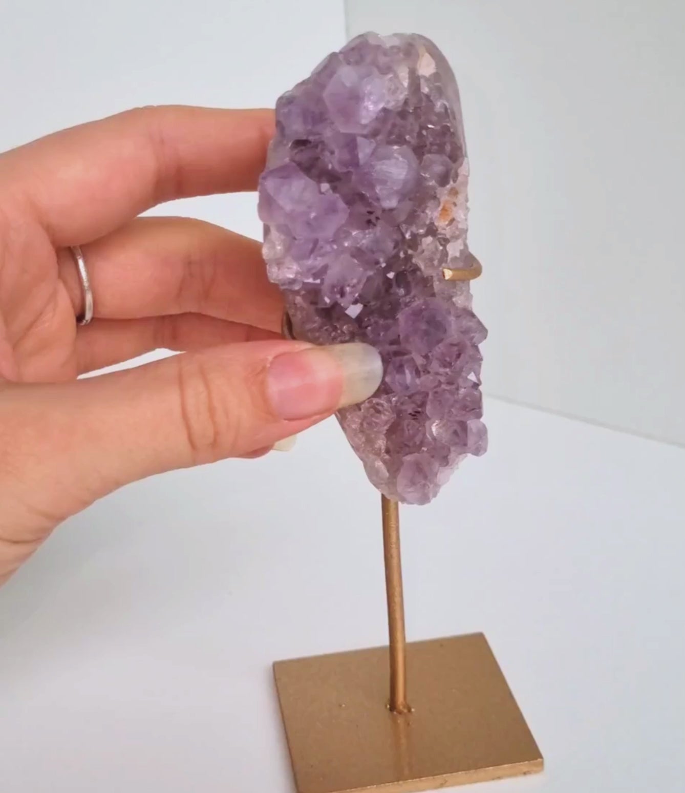 Roze amethist free form op standaard