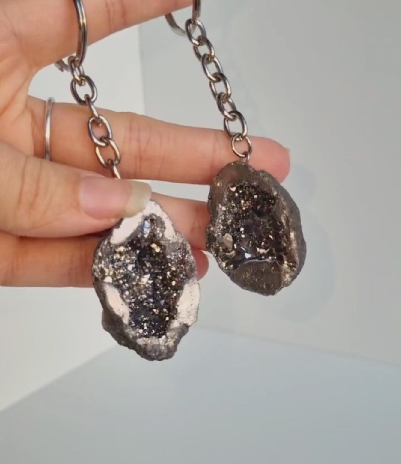 Agaat geode met angel aura coating sleutelhanger