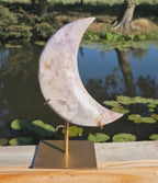 Lune en améthyste rose sur socle