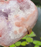 Roze amethist hart op standaard
